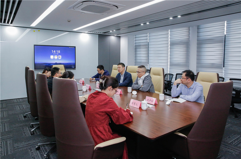 寧波海關口岸監(jiān)管處副處長余佩勇深入集團調研