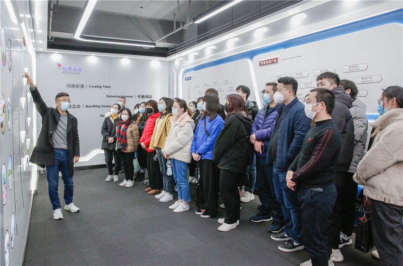 環(huán)宇港通組織員工參觀集團(tuán)文化展廳